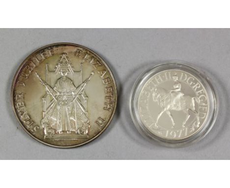 Four Elizabeth II 1977 Silver Jubilee proof silver Crowns, a Silver Jubilee commemorative medallion, 57mm diameter (all in Ro