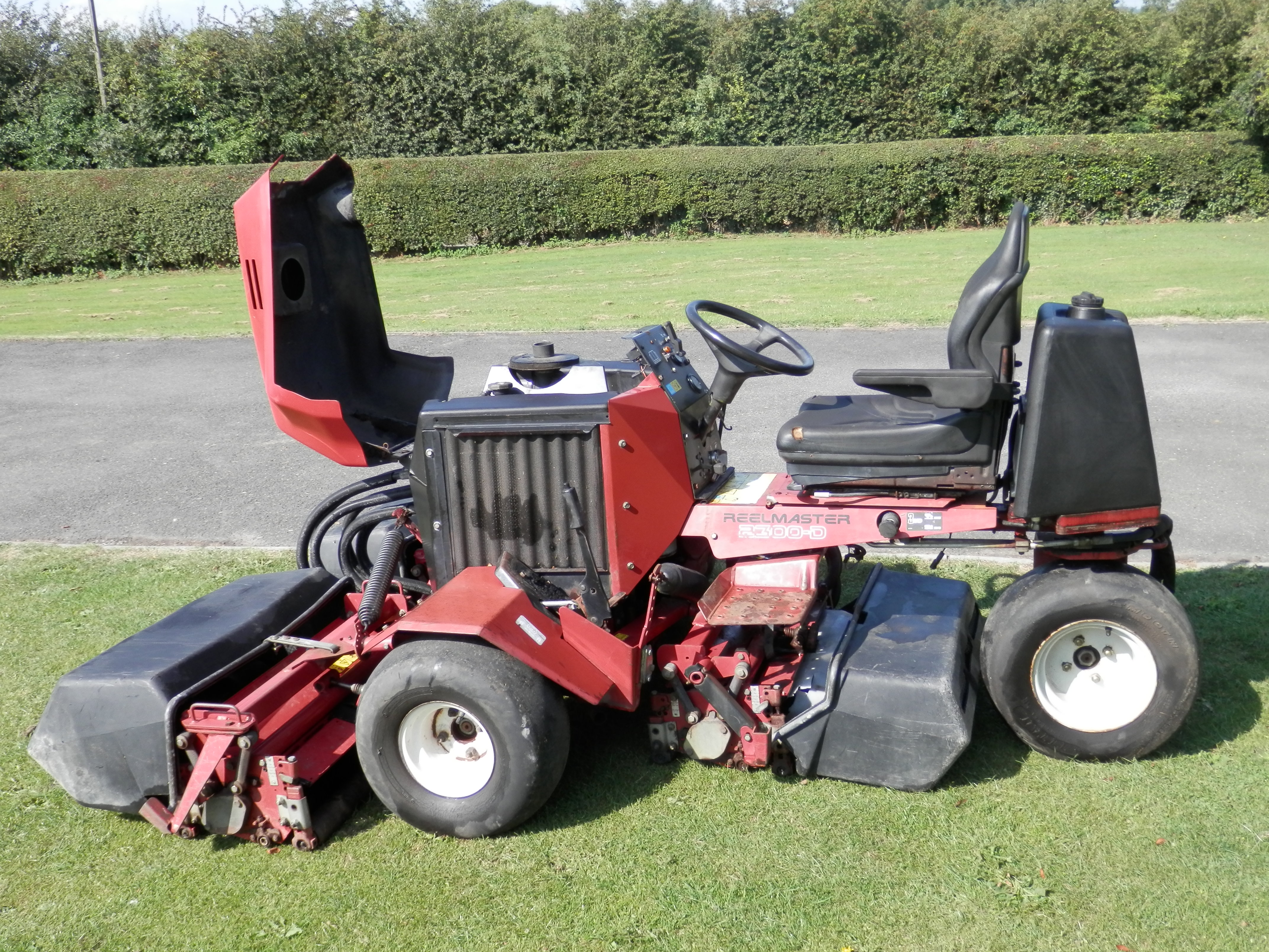 GT 1998 TORO 2300D REELMASTER 3 WHEEL DRIVE WIDE CUT DIESEL RIDE ON MOWER. 1998 MOWER. ALL