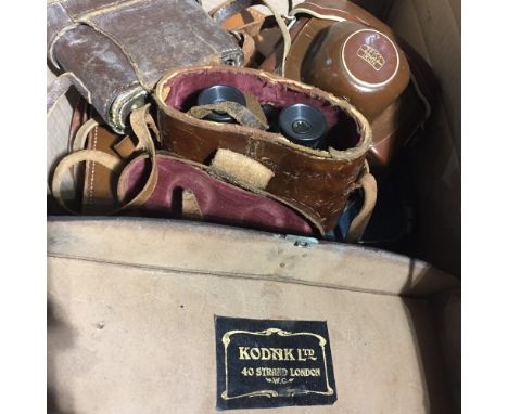 A quantity of vintage camera equipment and binoculars