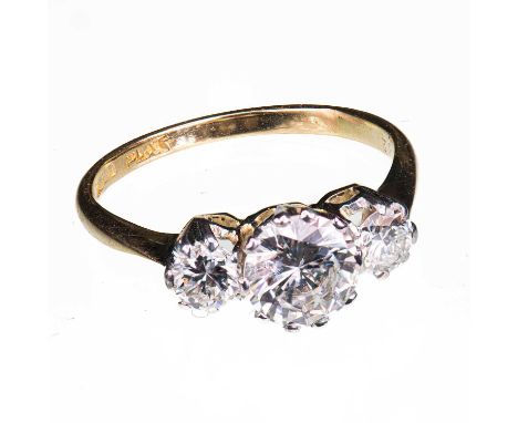 AN 18 CARAT YELLOW GOLD AND DIAMOND THREE STONE RING the central round diamond, flanked by two smaller diamonds. Estimated to