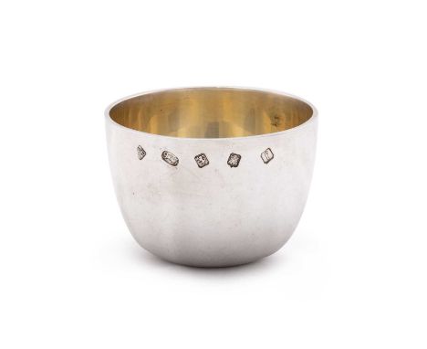 A SCOTTISH SILVER TUMBLER CUP maker's mark ArB, Edinburgh 2005, of plain circular form. 6.5cm diameter, 4.1 troy ouncesGood c
