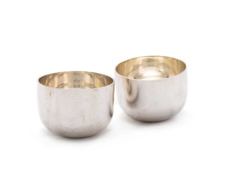 A PAIR OF SCOTTISH SILVER TUMBLER CUPS by Arthur Robert Angell, Edinburgh 1970, both of plain circular form. (2) 5.5cm, 5.4 t