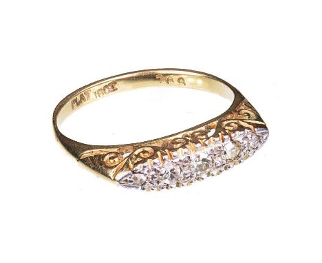 AN 18 CARAT YELLOW GOLD AND DIAMOND RING set with three single-cut diamonds and two rose-cut diamonds, in white tips, with a 