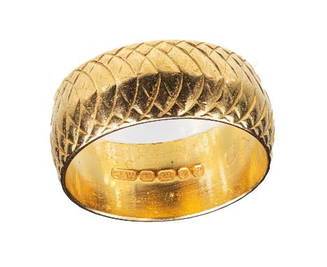 A 22 CARAT GOLD TEXTURED BAND RING by Slade &amp; Woolf Ltd, London 1970. Ring size Q, 8.1 grams