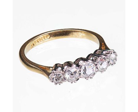 AN 18 CARAT YELLOW GOLD AND DIAMOND FIVE STONE RING marked '18CT &amp; PLAT', set with graduated old-cut diamonds. Estimated 