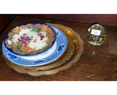 Inlaid brass chargers, Flo-blue Euphrates pattern plates x 2, horse brasses and an inkwell glass dump