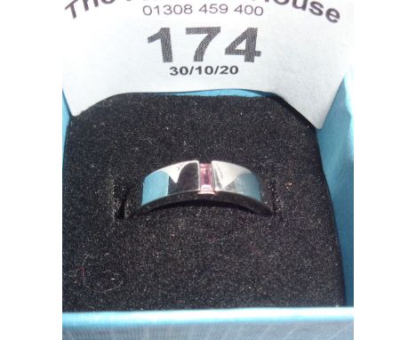 9ct white gold Modernist ring set with a pink sapphire, approx UK size M