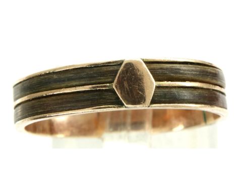 Unmarked elephant hair ring, size T, 1.9g. Misshapen. P&amp;P Group 1 (£14+VAT for the first lot and £1+VAT for subsequent lo