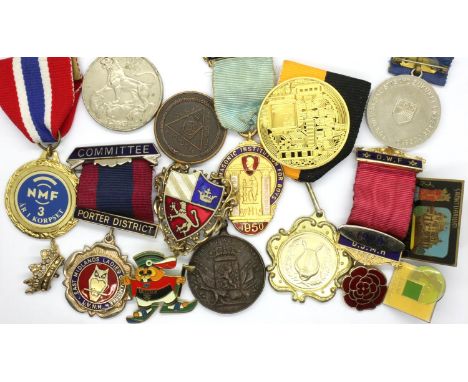 Mixed medals including Masonic examples, some with ribbons. P&amp;P Group 1 (£14+VAT for the first lot and £1+VAT for subsequ