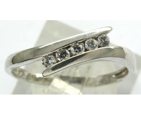 9ct white gold stone set ring on a twist setting, size Q, 2.1g. P&amp;P Group 1 (£14+VAT for the first lot and £1+VAT for sub