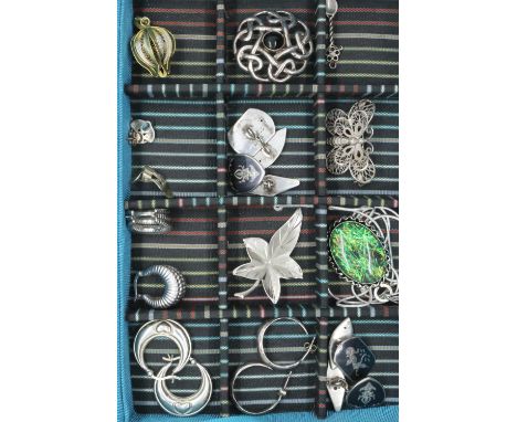 Jewellery box with mixed costume jewellery contents, box 12 x 8 cm. P&amp;P Group 1 (£14+VAT for the first lot and £1+VAT for