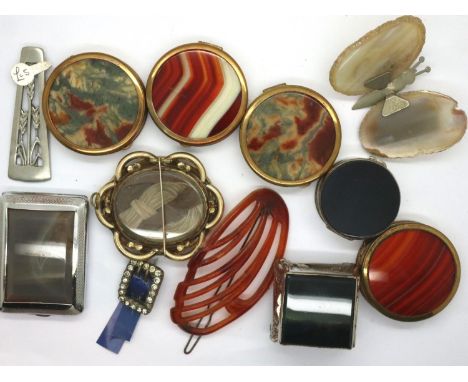 Mixed items including agate set brooches (13). P&amp;P Group 1 (£14+VAT for the first lot and £1+VAT for subsequent lots) 
