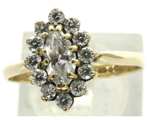 9ct gold daisy cluster ring, size Q/R, 2.0g. P&amp;P Group 1 (£14+VAT for the first lot and £1+VAT for subsequent lots) 