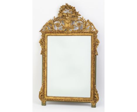 Gold gefasst, Bekrönung mit Blütenvoluten, im Zentrum zwei  Vögel. (Kleine Fehlstellen). 19./20. Jh. H. 133 cm, B. 80 cm.