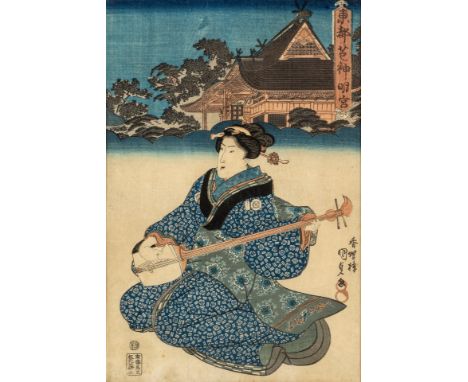 Japan, 19./20. Jh. Farbholzschnitt. Darstellung einer sitzenden, Shamise spielenden  Frau im Kimono vor japanischer Architekt