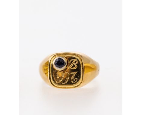 GG 750. Quadratischer Kopf, eingraviert die Initialen 'B' und  'M'. Oben links ein kleiner, rund facettierter Saphir. Schiene