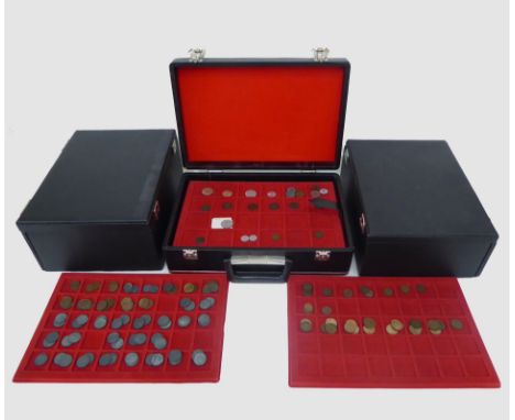 Mit zahlreichen Münztableaus und einem Anteil an Kleinmünzen  (ca. 140 St.). Davon sind die meisten 1, 2 und 10 Renten- bzw. 