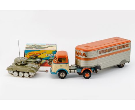 Zwei Teile: LKW 'International Transport', Friktion, (bespielt),  W.-Germany, L. 48 cm. Panzer 'Tank' 98, (guter Zustand, Uhr