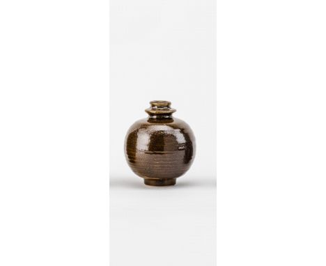 1933 Baden-Baden. Vase. Beiger Scherben. Auf ausgestelltem Standring,  kugelförmiger Korpus, abgeflachte Schulter, kurzer Hal