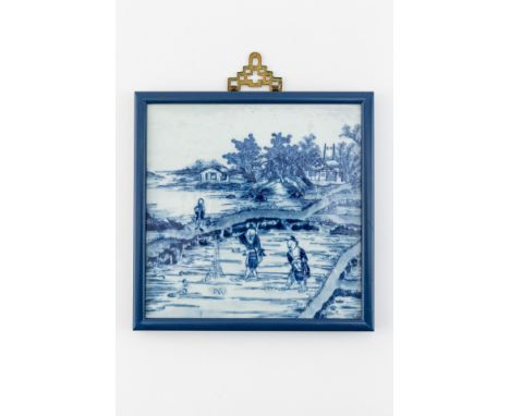 Chinesische Landschaftsszene mit Reisfeldern. Im Vordergrund  drei Reisbauer bei der Arbeit. China, um 1900.  Blau-Weiß-Maler