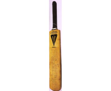 Duncan Fearnley cricket bat, signed by the 1989 Lancashire cricket team. P&amp;P Group 2 (£18+VAT for the first lot and £3+VA