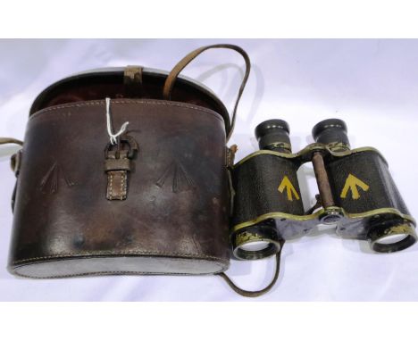 A pair of cased WWII period military binoculars, un-named. P&amp;P Group 2 (£18+VAT for the first lot and £3+VAT for subseque