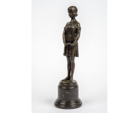 Mädchen,  nach D.H. Chipard Bronze dunkelbraun patiniert. Mädchen mit gefalteten Händen. Auf hohem Marmorsockel , sign. J.B. 