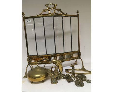 A quality Early 20th century brass and glass fire screen and other brassware (a lot)