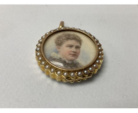 A 9ct gold cased and double sided miniature portrait pendant.