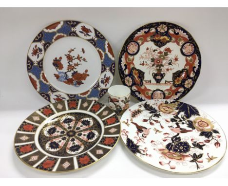 Four plates comprising Royal Crown Derby, Coalport, Spode and Mason's examples plus a Coalport beaker (5).
