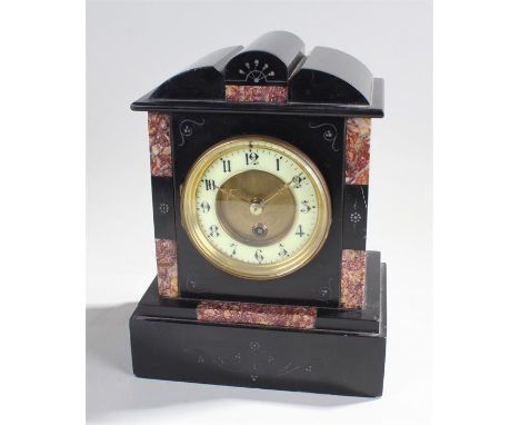 Early 20th century black slate and marble mantel clock, off white dial with Arabic numerals, 26 cm x 20 cm x 14 cm