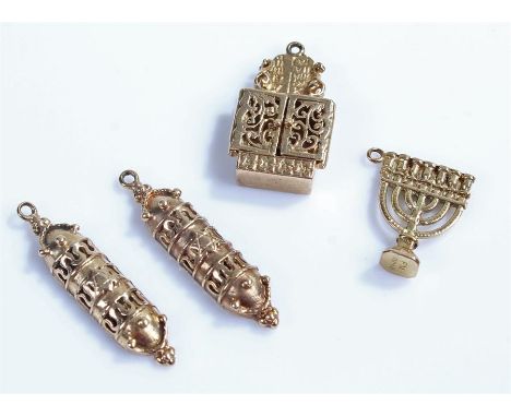 9 carat gold jewellery, to include two Mezuzah, a stick and a case, 11.3 grams