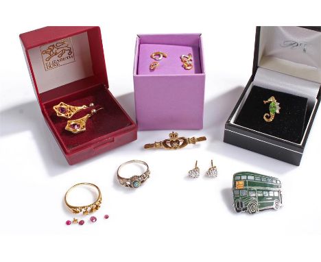 Mixed jewellery, to include earrings, a seahorse button and a ring, (qty)