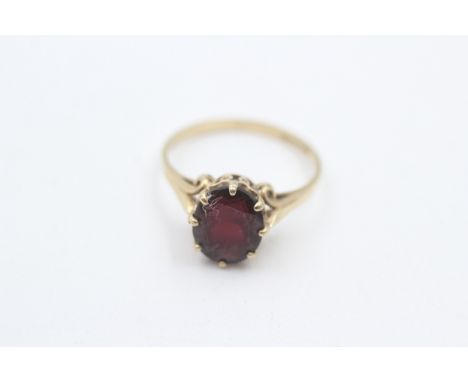 9ct gold vintage garnet solitaire dress ring (2.1g)