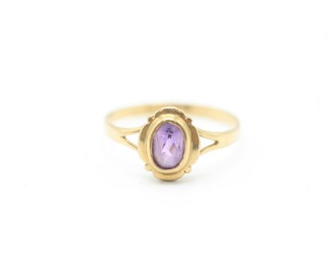 9ct gold vintage oval cut amethyst solitaire dress ring (1.4g)