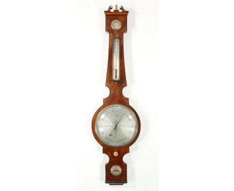 Engeland, mahoniehouten banjo barometer, J. C. Mombelli, ca. 1800. Kast met gebroken timpaan en messing vaasornament, verzilv