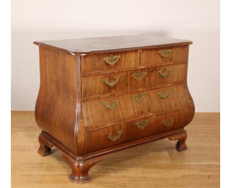 Engeland, mahoniehouten commode, laat 18e eeuw, met in het deels gebogen front vijf laden met messing beslag. Geen sleutels [