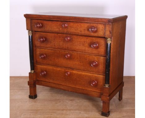 Eikenhouten commode, vroeg 19e eeuw, met vier laden en gezwarte vrijstaande kolommen op de hoekstijlen Provenance: Een inzend