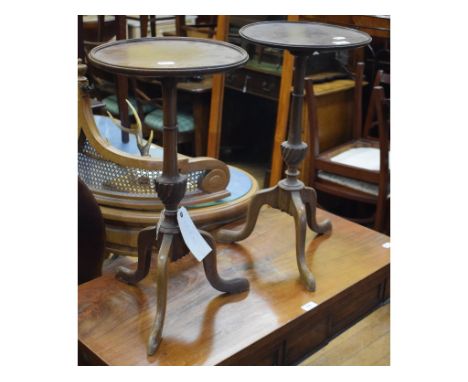 A pair of mahogany tripod occasional tables, 32 cm diameter (2)