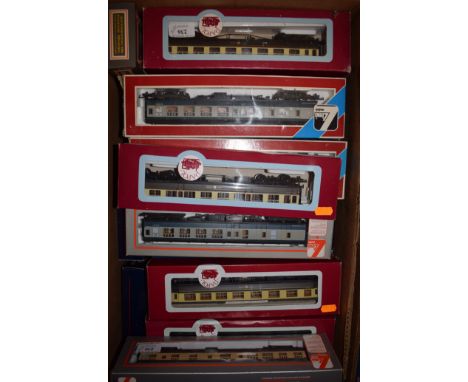 Assorted Lima, Dapol, Bachmann Branch-Line and other 00 gauge carriages and wagons, all boxed (box)   Condition report  Repor