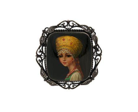 Brosche mit Miniaturmalerei, Portrait einer jungen Dame, feine Qualiät, gefasst in Silber, 15,8 gr, ca. 5x6 cm, Mitte 20. Jh.