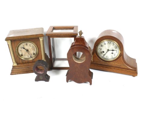 A collection of assorted clocks and parts. Including two mantel clocks and three clock cases. Sold as parts. Max. H34cm. (5).