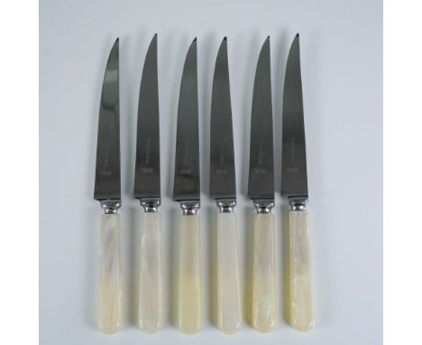 This vintage 6-piece set of steak knives by Viners of Sheffield, England, features stainless steel serrated blades with elega