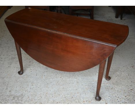 An antique mahogany drop leaf supper table, raised on turned gate-legs to pad feet, 122 cm x 44 cm (125 cm max) x 71 cm h 