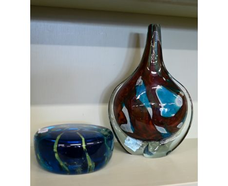 A Mdina coloured glass paperweight bottle/vase, to/w a similar roundel weight (2) 