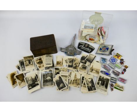 Lot to include cigarette cards, enamel pin badges including Robertson's advertising examples, car badges and other. [W]These 