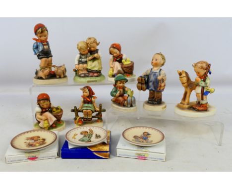 Goebel - A collection of Hummel figures / groups and small plates, largest figure approximately 14 cm (h). [W]