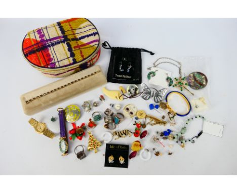 A small collection of jewellery to include four Mexican silver rings, a vintage brooch with miniature musical instruments, tw