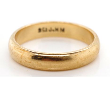 9ct gold wedding band marked 9ct approx weight 4.3 grams, ring size R
