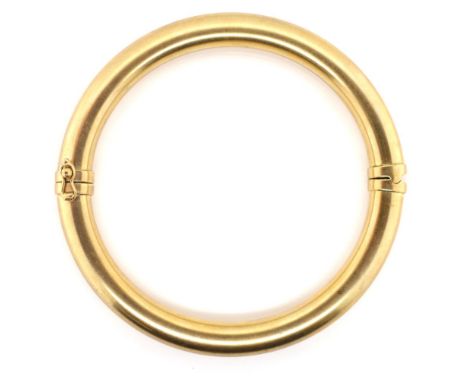 9ct yellow gold bangle with a spring hinge marked 9ct. Hollow tube. Approx 21 gram